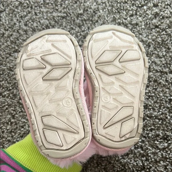 Pink Fuzzy Baby Booties Toddler Size 5 - Picture 2 of 4